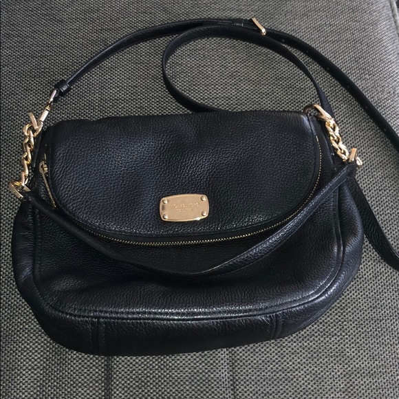 Michael Kors Handbags - Michael Kors Bedford crossbody purse